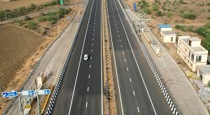 राजमार्गों पर क्यूआर कोड साइन बोर्ड
